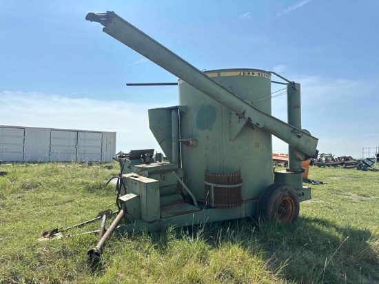John Deere 750 Grinder Mixer