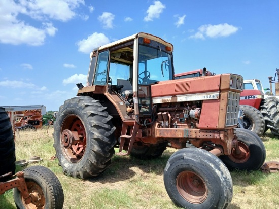 International 1586 Salvage Tractor