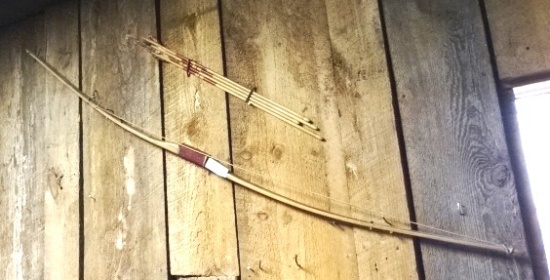 Long Bow with 4 Arrows