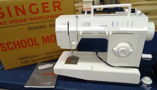 Singer Sewing Mechine School Model Like New