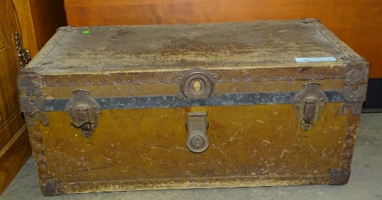 SMALL WOODEN TRUNK ROGERS & MADISON WITH TRAY