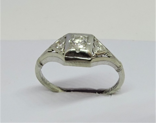 18K GOLD BEAD SET DIAMOND CENTER AND TWO ON SIDES