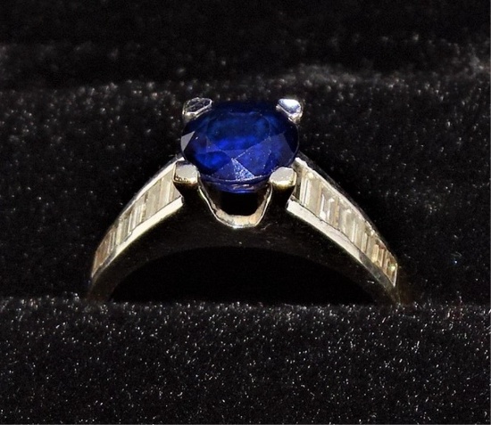 18 kt GOLD 16 DIAMONDS & LARGE SAPPHIRE RING