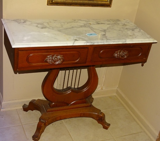 MAHOGANY MARBLE TOP LAMP TABLE W/LIAR SHAPE VASE
