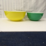 2 PYREX NESTING BOWLS YELLOW & GREEN