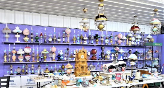 LIVE ANTIQUE LAMP & COLLECTIBLE AUCTION