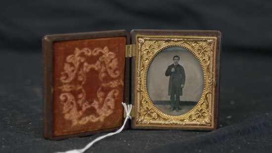 VERY NICE GENTLEMAN DAGUERREOTYPE IN BOX EXCEPTIONAL BOX AND PHOTO UNION CASE