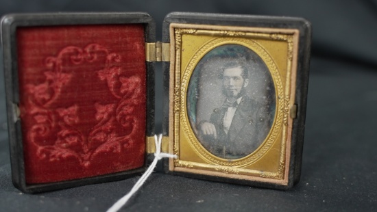 VINTAGE GENTLEMAN DAGUERREOTYPE NICE CASE