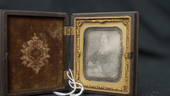 EARLY LADY DAGUERREOTYPE BEAUTIFUL CASE