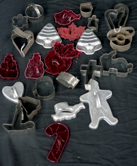VINTAGE LOT OF MISC COOKIE CUTTERS