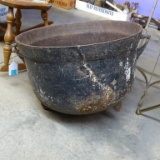 LARGE FOOTED CAST IRON WASH POT/CAULDRON