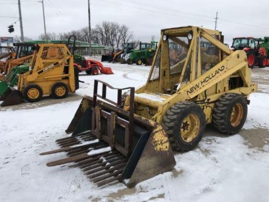 92324- NEW HOLLAND L778 SKID LOADER, GAS, W/MANURE BUCKET AND FORKS, 1437 HRS SHOWING