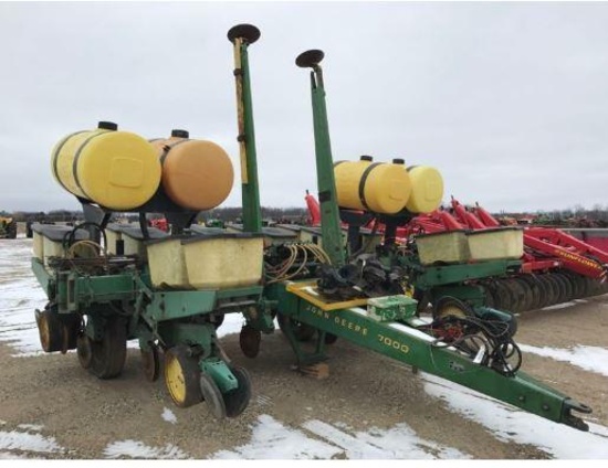92532- JD 7000 8 ROW 30? PLANTER, FRONT FOLD, LIQUID FERT., DOUBLE DISC OPENERS