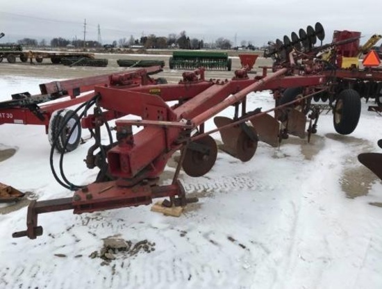 92637- INTERNATIONAL 720 5 BOTTOM TOGGLE TRIP PLOW, SPRING COULTERS