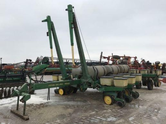 92713- JOHN DEERE 7000 12 ROW 30" PLANTER, LIQUID FERTILIZER, RED BALL SYSTEM, FINGER PICKUP (STEVE