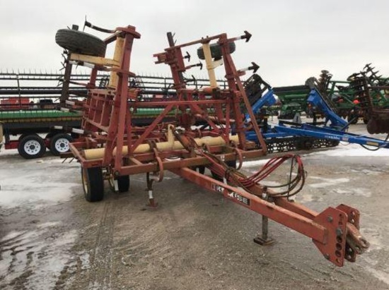 92714- KRAUSE FIELD CULTIVATOR, W/ SINGLE SPIKE LEVELER BAR, 20' (STEVE BENDER FARM RETIREMENT)