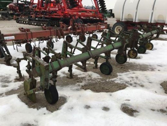 92720- JOHN DEERE 6 ROW 30" ROW CULTIVATOR (STEVE BENDER FARM RETIREMENT)