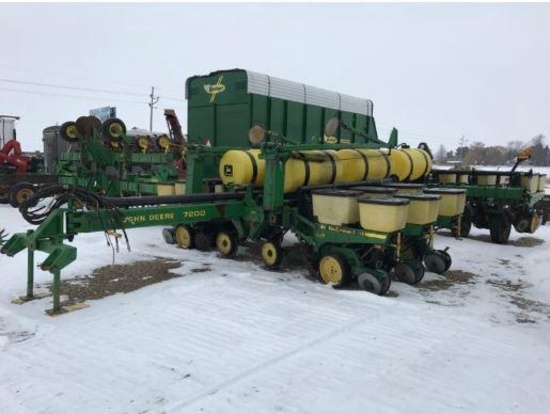 92952- JOHN DEERE 7200 12 ROW 30" PLANTER, LIQUID FERTILIZER, VACCUUM, SINGLE DISC FERTILIZER