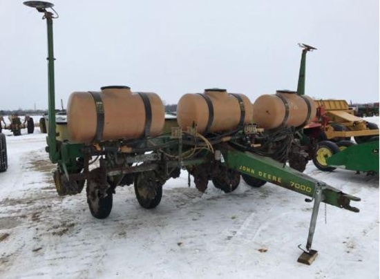 93124- JOHN DEERE 7000 6 ROW 30" PLANTER, LIQUID FERTILIZER, ROW CLEANERS, PISTON PUMP