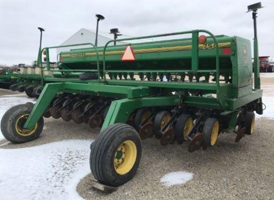 93824- JD 750 15? GRAIN DRILL, 7.5? SPACING, DOLLY WHEEL, JD MARKERS (FIKE BROTHERS FARM RETIREMENT)