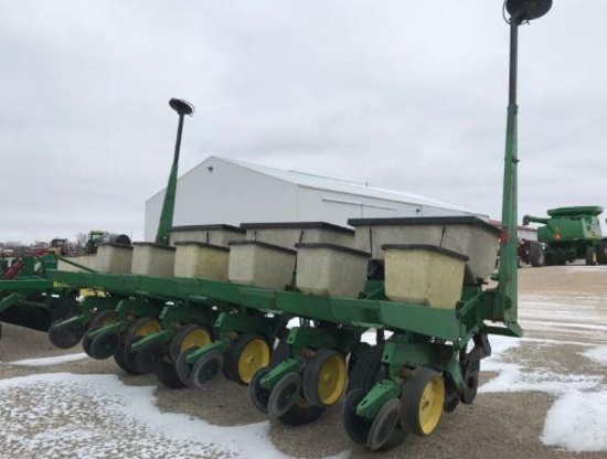 93828- JD 7000 6 ROW 30? PLANTER, DRY FERTILIZER, NO-TILL, DOUBLE DISC OPENER (FIKE BROTHERS FARM