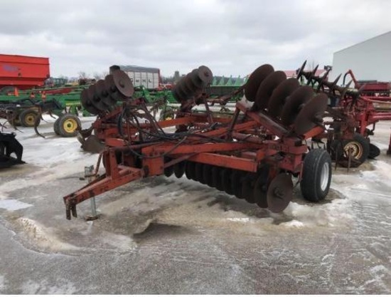 92645- INTERNATIONAL 475 18' DISC, HYDRAULIC FOLD, W/ SINGLE BAR SPIKE HARROW, SCRAPERS, GOOD BLADES