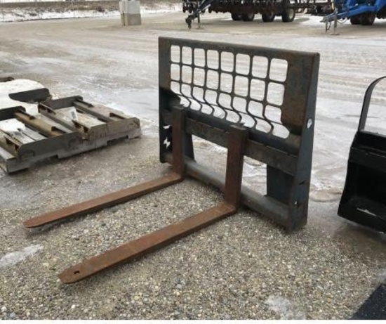 93019- BOBCAT SKID LOADER MOUNT PALLET FORKS
