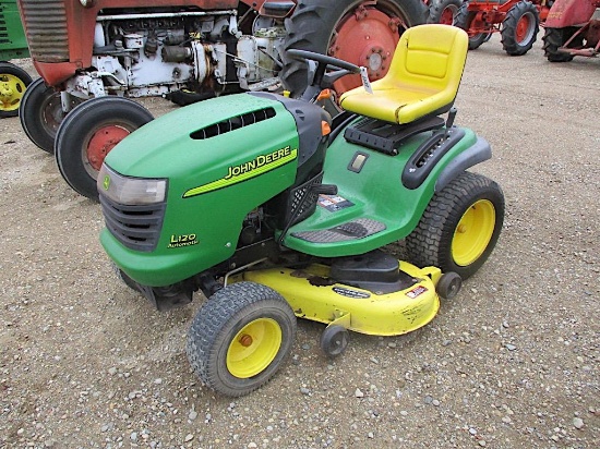 1532- JOHN DEERE LA120 LAWN TRACTOR
