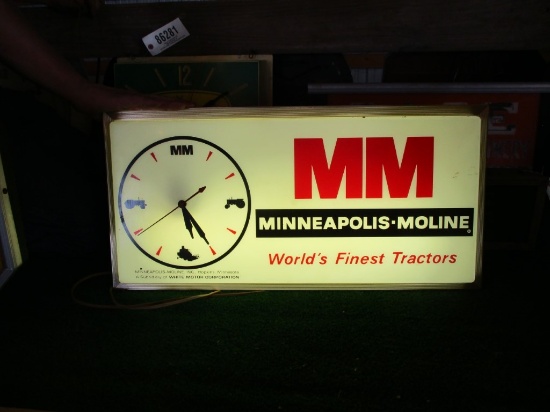 86283-MINNEAPOLIS MOLINE 'WORLD'S FINEST TRACTORS' PLASTIC CLOCK