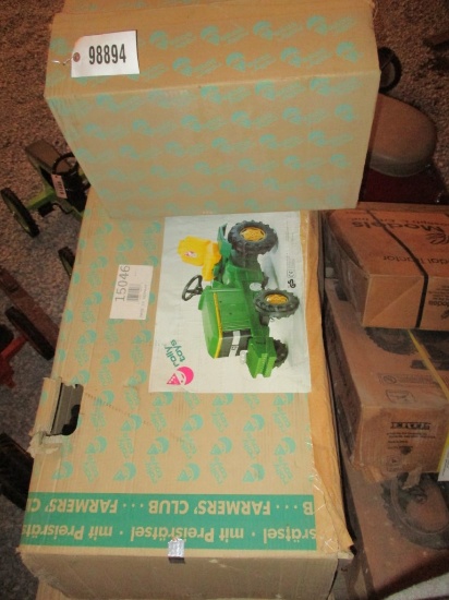 98894-JOHN DEERE 6400 LOADER PEDAL, NIB, PLASTIC