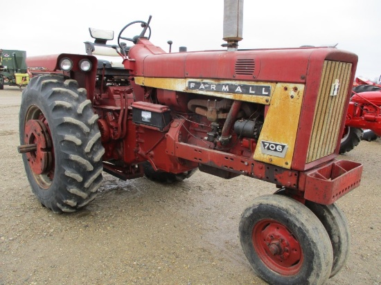 5835-IH 706 TRACTOR