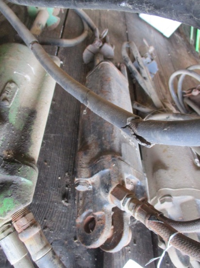 1081- JOHN DEERE HYDRAULIC CYLINDER
