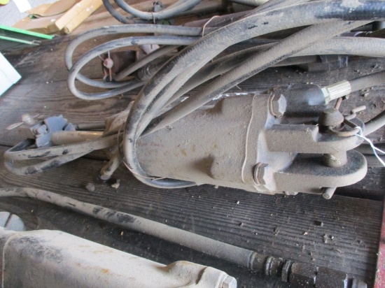 1082- JOHN DEERE HYDRAULIC CYLINDER