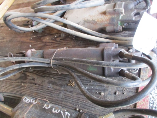 1083- JOHN DEERE HYDRAULIC CYLINDER