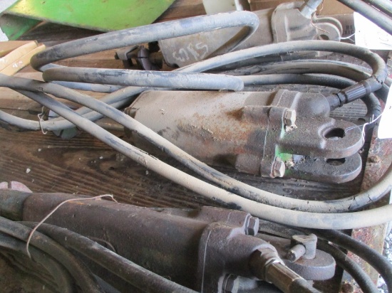 1084- JOHN DEERE HYDRAULIC CYLINDER