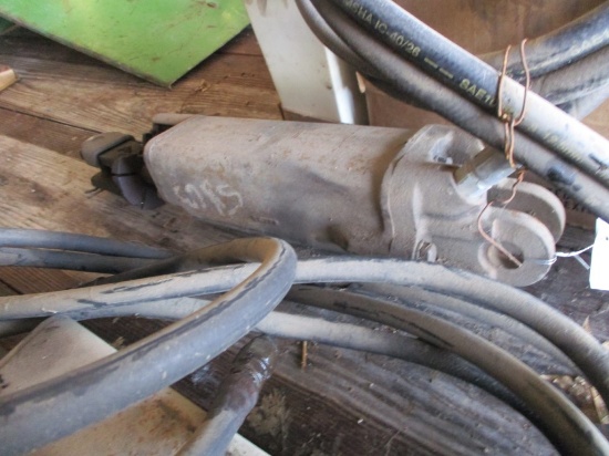 1085- JOHN DEERE HYDRAULIC CYLINDER