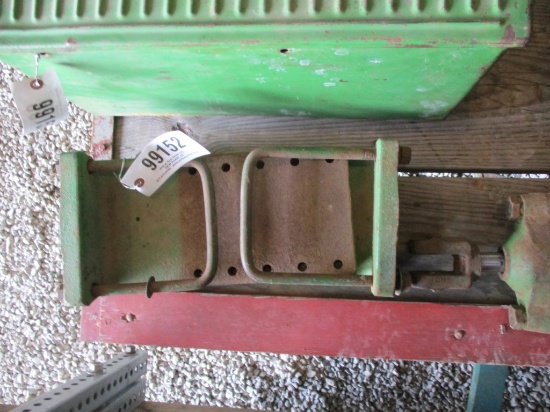 99152- JOHN DEERE NEW GEN FENDER BRACKETS (2)