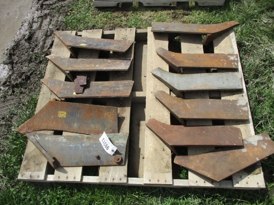 99313-  PALLET OF MISCELLANEOUS JOHN DEERE PLOW PARTS