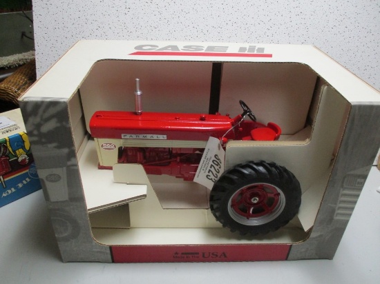 FARMALL 560 1/8 SCALE (NIB)
