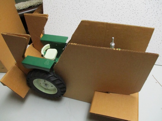 OLIVER 1800 1/8 SCALE TRACTOR (NIB)