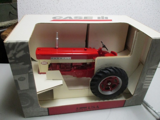 FARMALL 560 1/8 SCALE (NIB)