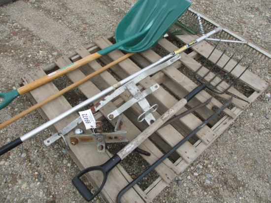 99472 -PALLET OF MISCELLANEOUS SHOVEL, RAKE, HITCHES, PITCH FORK & CROW BARS