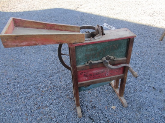 91342-JOHN DEERE TIFFIN 1 HOLE WOODEN CORN SHELLER
