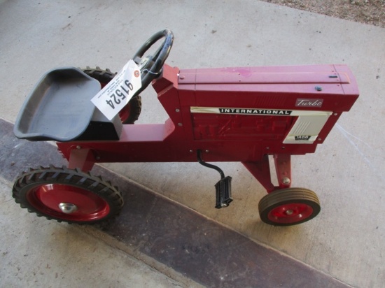 91524-INTERNATIONAL HARVESTER 1466 PEDAL TRACTOR