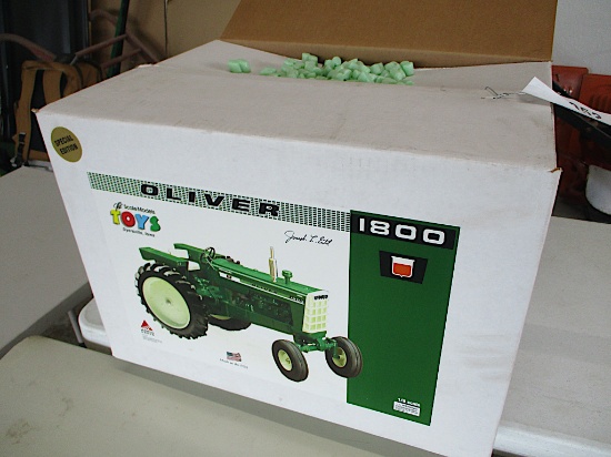 9952-OLIVER 1800 1/8 SCALE TRACTOR, NIB