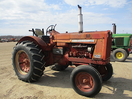 13710-IH 806 TRACTOR