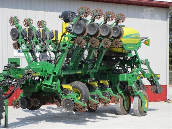 10933-  JOHN DEERE 1795 PLANTER 12 X 24 (2015)