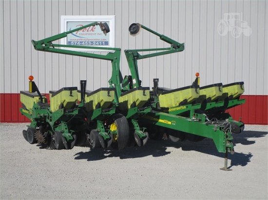 10974- JOHN DEERE 1760 PLANTER (2005)