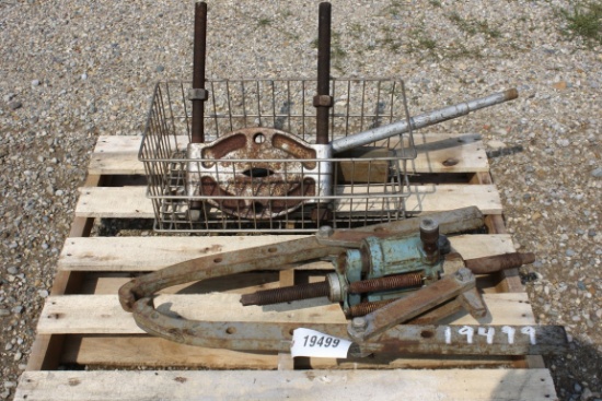 19499-(2) HEAVY DUTY PULLERS