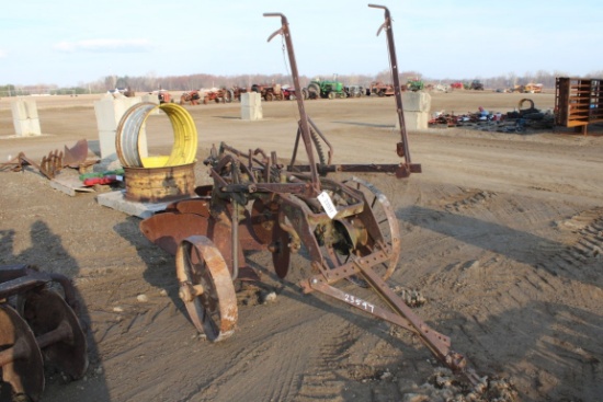 23597-IH 2-BTM PULL TYPE PLOW